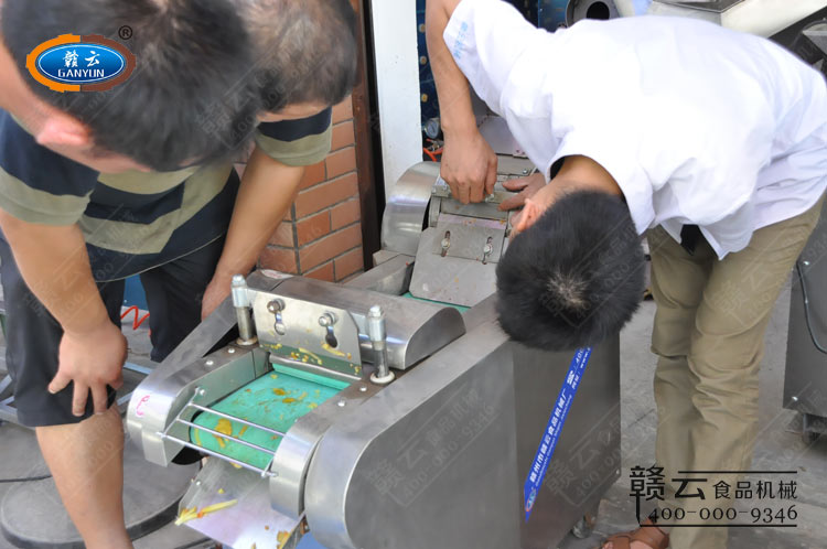 贛云工作人員演示多功能切菜機的切菜效果厚薄調(diào)節(jié)